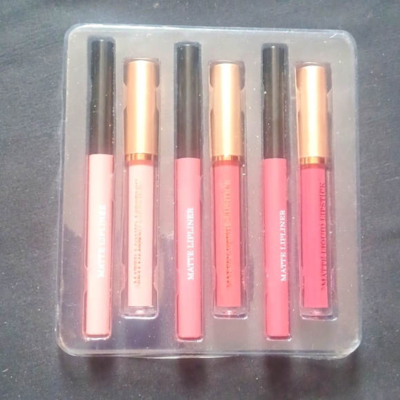 Matte lipstick and liner - Picture 1 of 2